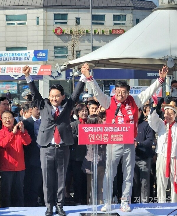 원희룡 후보와 최원식 후보(오른쪽)